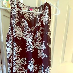 Sleeveless v-neck flowy blouse